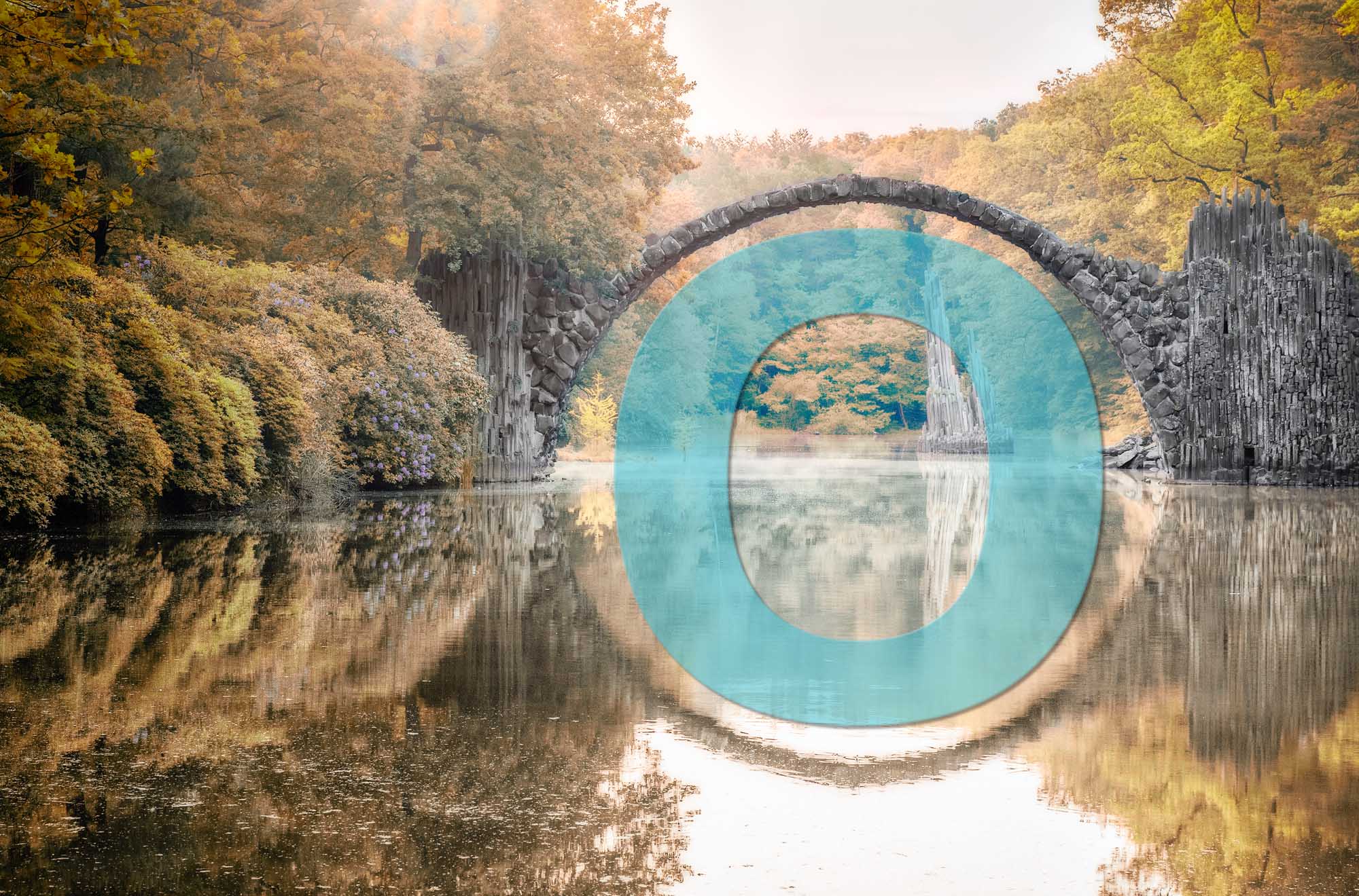 Ein Mann laufend, fast gleitend, in einer weißen Halle. Foto von Andy Beales auf Unsplash.com